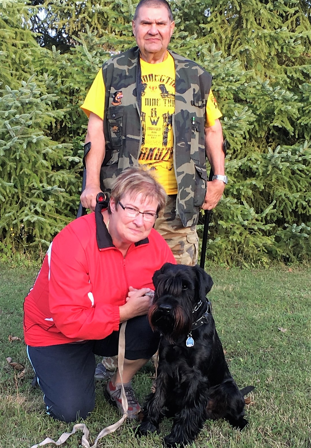 Cornelia und Burkhard Franz mit ihrem Mittelschnauzer Lennard